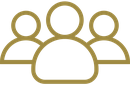 Einfaches Symbol für das Aurora Tierkrematorium: drei Personen, mit einer größeren Figur vorne und zwei kleineren Figuren hinten, alle in Gold umrandet. Aurora Tierkrematorium