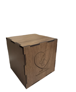 Ein Holzkästchen mit ineinandergreifenden Gelenken und einer herzförmigen Gravur mit dem Umriss eines Hundes und dem Text "AURORA Herinneringskistje met". Aurora Tierkrematorium